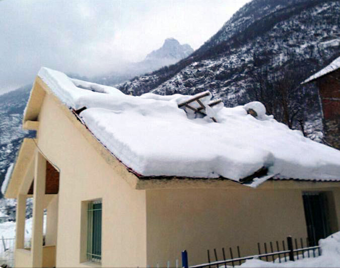 FOTO/ Tropojë, fshatrat izolohen nga bora, mungojnë ushqimet e ilaçet