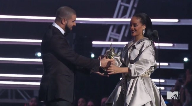 Drake pranon para të gjithëve se dashuron Rihanna-n