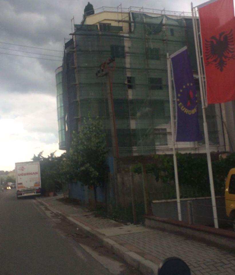 “I kujt drejtori është ky pallat pa leje!”