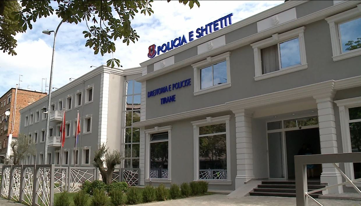 85 vjecari dorëzon i pari armën