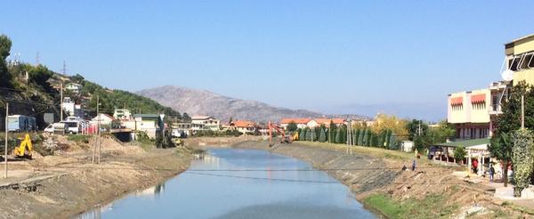 Drini masivisht i ndotur në  Lezhë, qytetarët derdhin mbeturinat në lumë