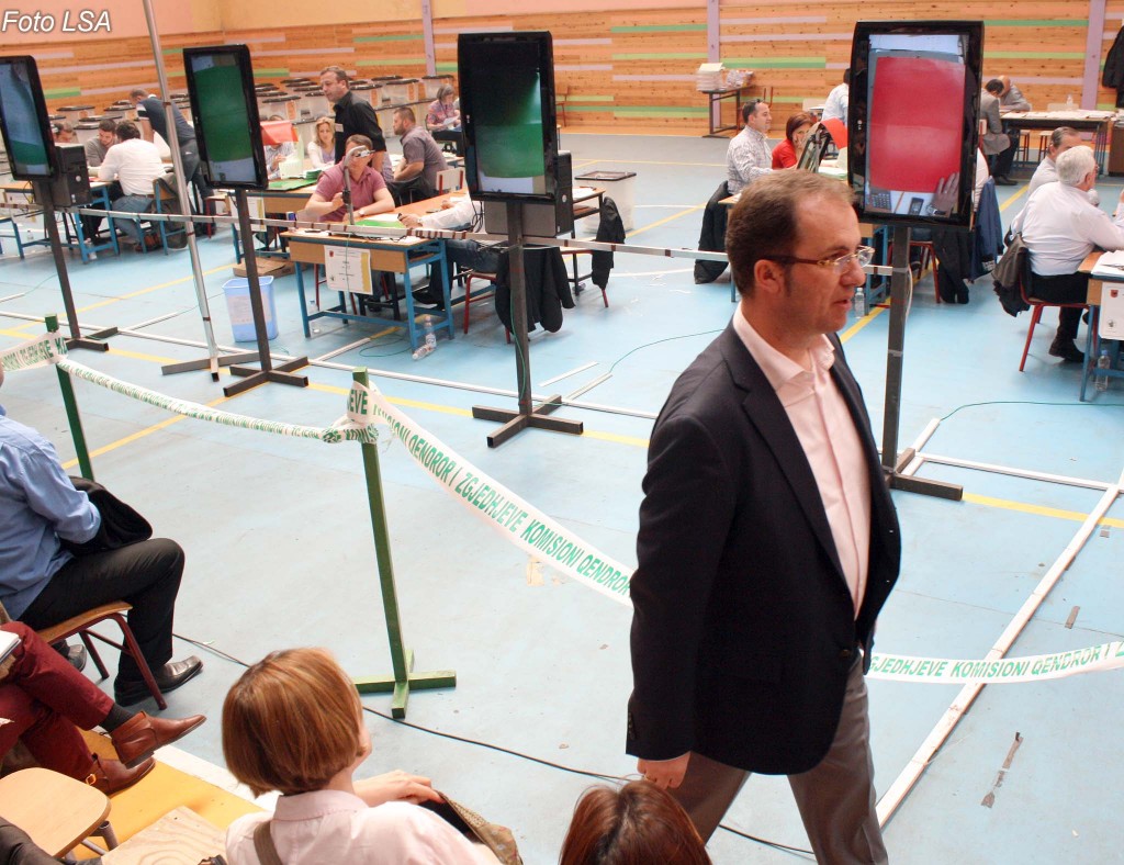 Qeveria i nis hetimet për Dritan Priftin pas aktivizimit politik