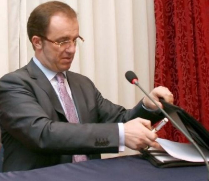 Dritan Prifti reagon për fotot intime: Duket që shefi ia ka hy…!