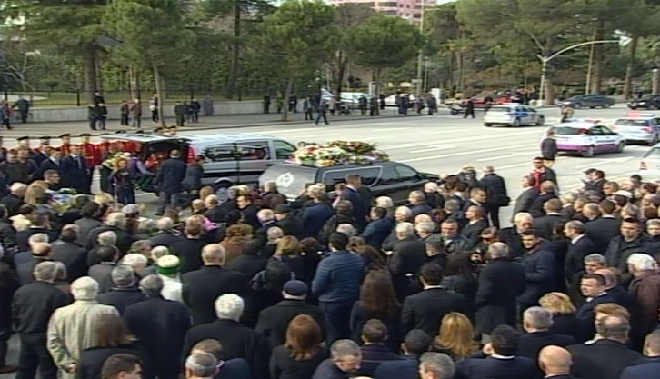 Përfundojnë homazhet, i jepet lamtumira e fundit Dritëro Agollit