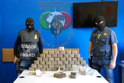 Pranga tre shqiptarëve, kapen me 520 kg drogë në Itali