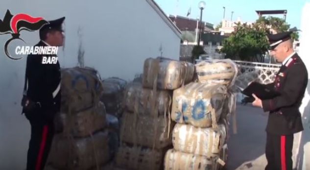 VIDEO/ Bari, kapen 700 kg marijuanë me vlerë 5 milionë euro, vinte nga Shqipëria
