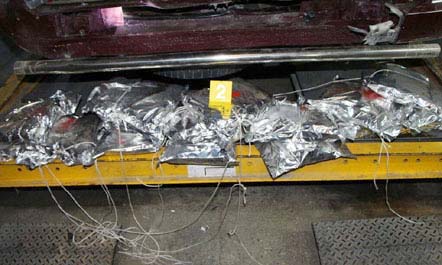 FOTO/ Kakavijë, bllokohen 18 kg mariuanë, drejtuesi braktis mjetin kapet nga polica greke