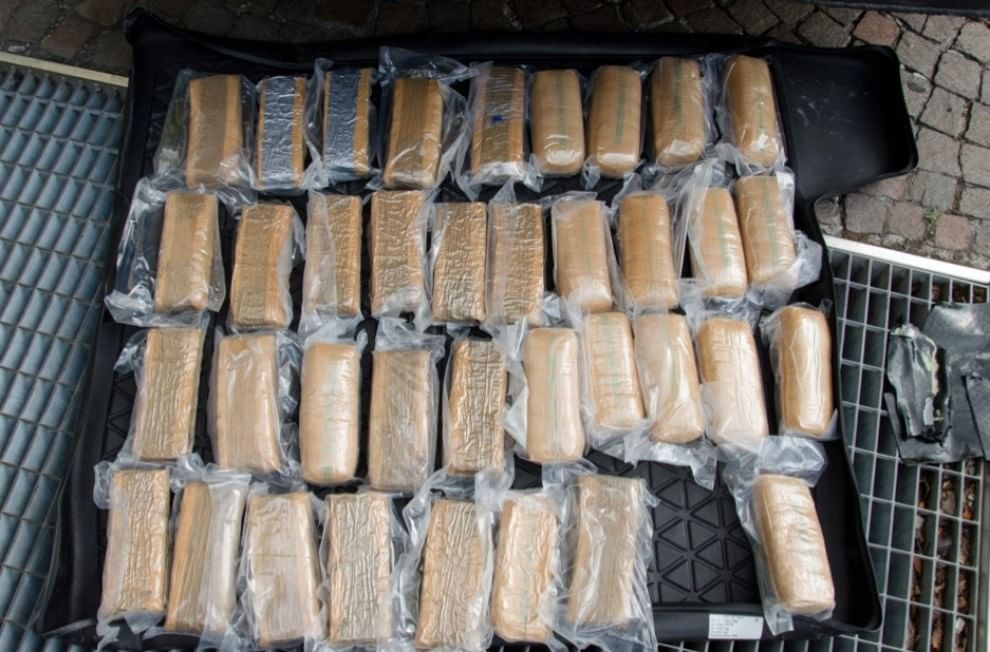 VIDEO/ Itali, prangosen gjatë shkëmbimit të 36 kg heroine, në pranga 2 shqiptarë dhe 1 bullgar