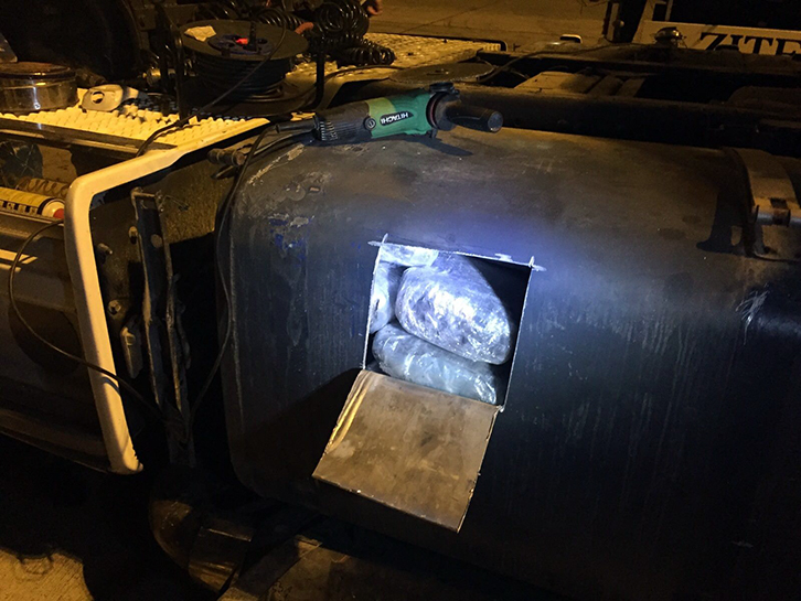 VIDEO/ Momenti i gjetjes dhe sekuestrimit të 130 kg kanabis sot në Portin e Durrësit