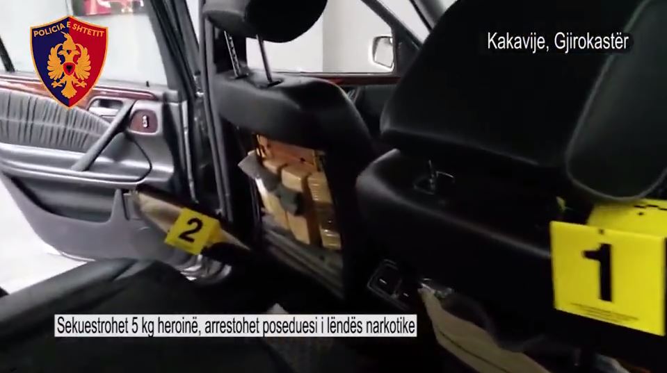 VIDEO/ Kakavijë, bllokohen 5 kg heroinë, arrestohet “pronari”