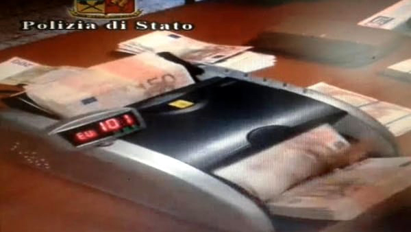 VIDEO/ Shqiptari kapet me kokainë, mbi 100 mijë euro dhe tre makina