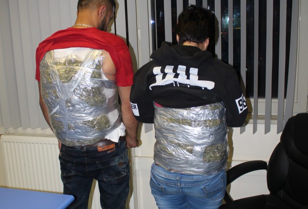 Turqi, ndalohen dy shqiptarë me 6 kg canabis “veshur” në trup