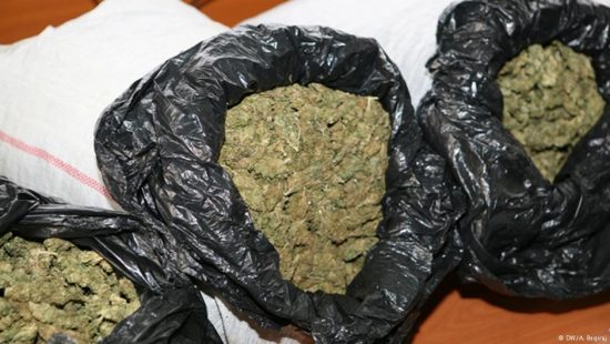 VIDEO & EMRI/ Vlorë, i riu flinte mbi drogë, arrestohet nga policia