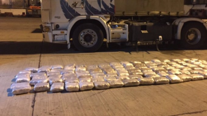 “8 ton drogë kalojnë në Durrës, grabitje në rrugë e kudo, Edi Ramës nuk i bëhet vonë”