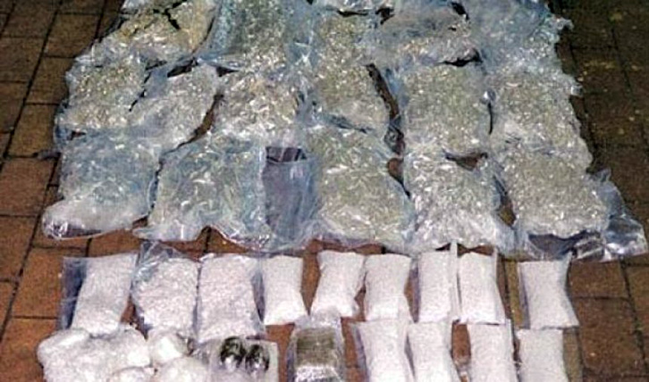 EMRAT/ Korçë, sekuestrohen 12 kg drogë, 3 në pranga