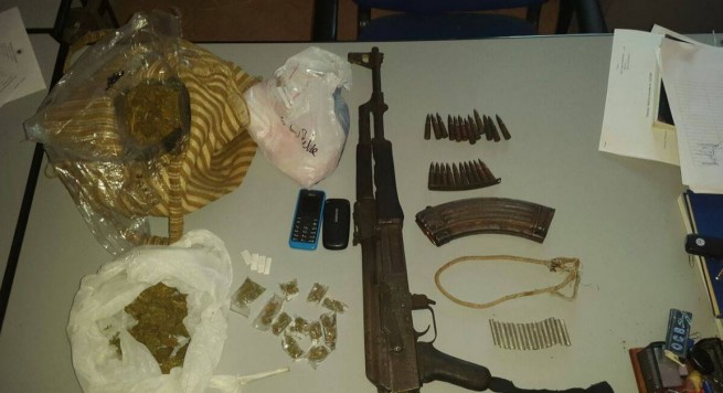 FOTO/ Durrës, arrestohet 21-vjeçari me armë, municione dhe drogë