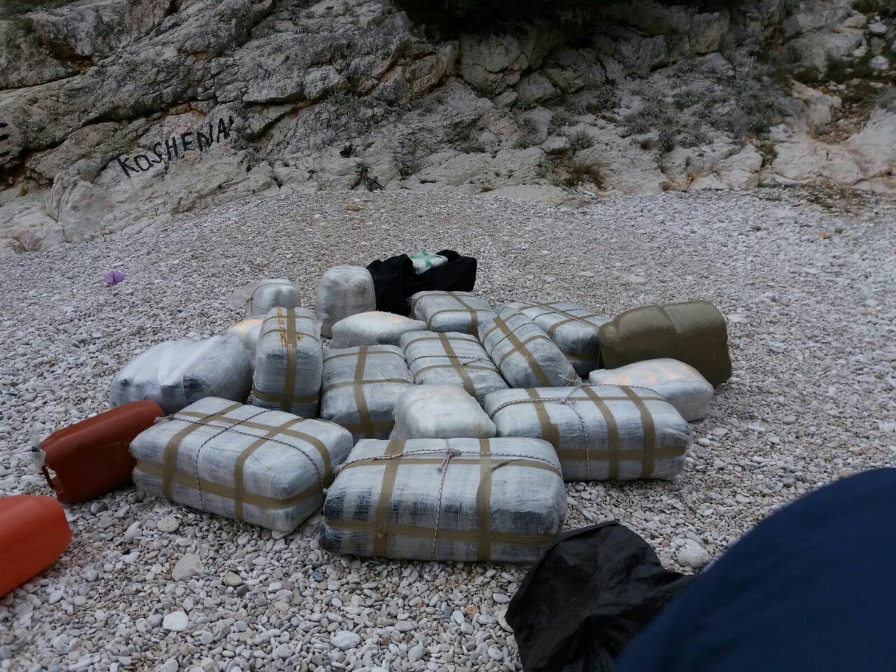 OPERACIONI/ Në Itali policia bllokon 2 ton drogë shqiptare dhe dy trafikantë, në Vlorë policia gjen 500 kg drogë në ferra por asnjë “pronar”