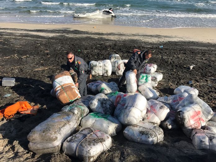 FOTO/ Gomonia me drogë, Policia italiane përgënjeshtron Policinë shqiptare