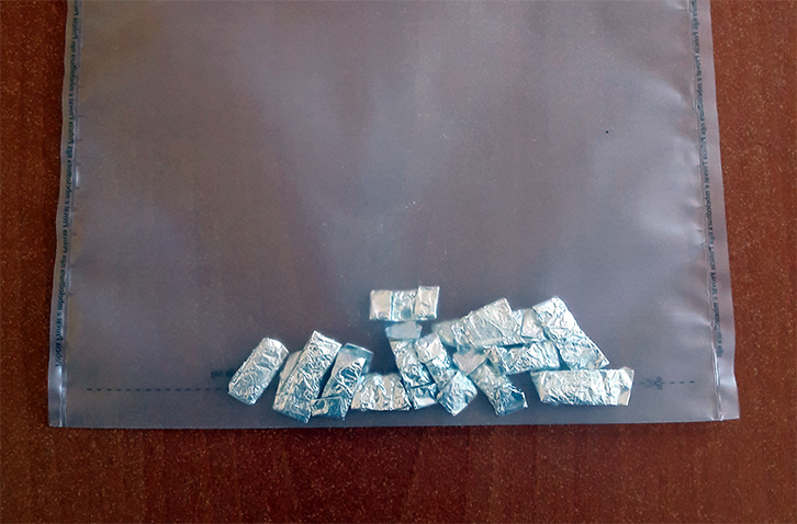 EMRAT/ Korçë, shpërndanin heroinë nga shtëpia, dy në pranga për 13 doza drogë