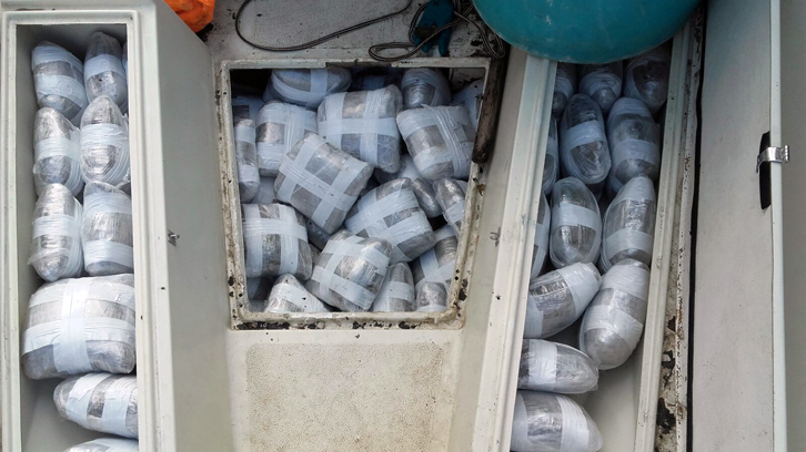 FOTO/ Itali, tjetër skaf me 277 kg kanabis shqiptar kapet në Leçe, arrestohen 4 trafikantët “varfanjakë”