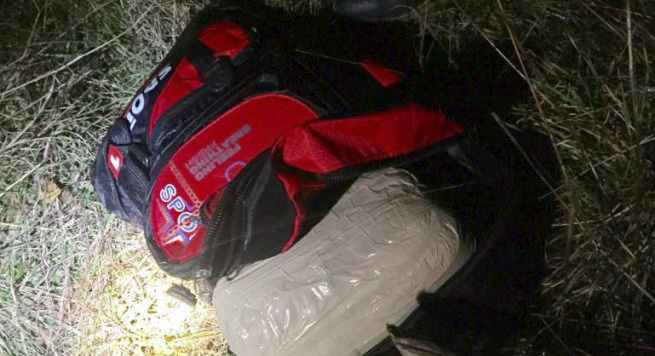 FOTO/ Kakavijë, policia “arreston” tre çanta të braktisura me drogë, trafikantët ia mbathin nëpër pyll