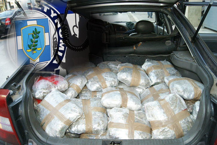 Greqi, dy shqiptarë kapen me 211 kg kanabis në makinë