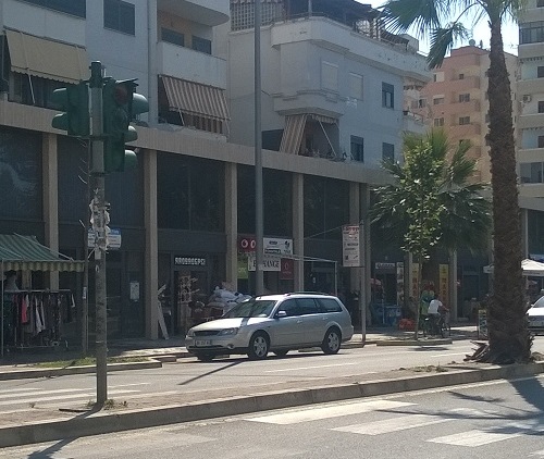 Durrës, fillon sezoni turistik, bashkia fik semaforët