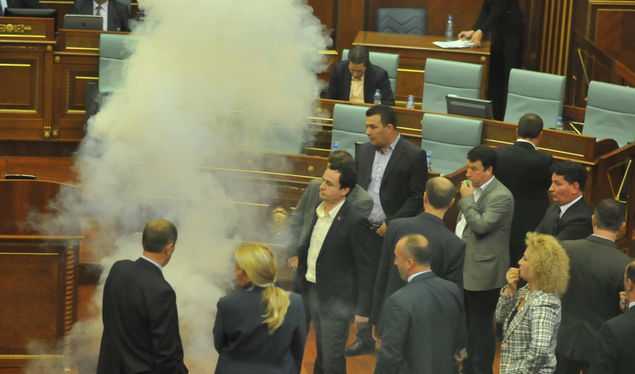 Tensione në Kuvendin e Kosovës, opozita hedh sërish gaz lotsjellës, largohen deputetët