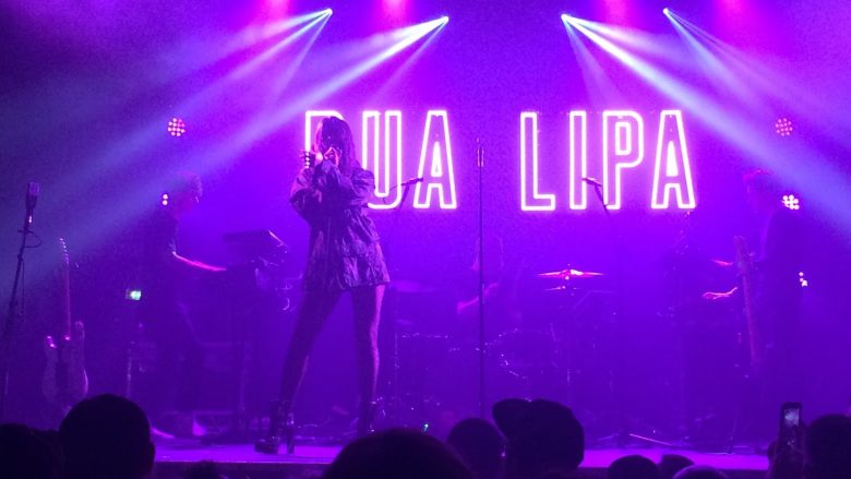 Rrëmbehet e dhunohet pas koncertit të Dua Lipa