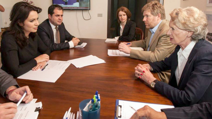 Glover në dijeni të problemeve me zgjedhjet në Durrës, takim me Dumën për më shumë prova