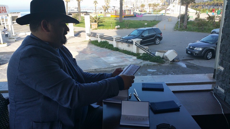 FOTO/ “Kaubojsi” ironizon Dakon: E ke bërë Durrësin që edhe “partizani i panjohur” të kërkojë azil në Gjermani