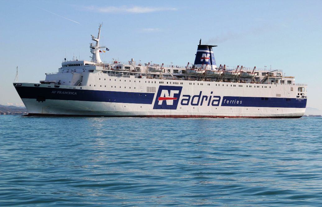 Trageti Ancona-Durrës përsëri defekt, janë bllokuar 80 kamionë