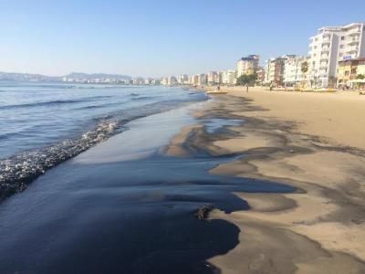 UPDATE/ Ndotje massive karburanti në bregun e Durrësit, era e naftës të zë frymën