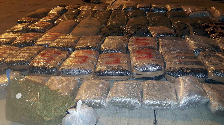 FOTO/ Ja kamioni dhe droga e bllokuar sot në portin e Durrësit