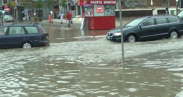Durrësi në pak minuta shi, bëhet si Venecia
