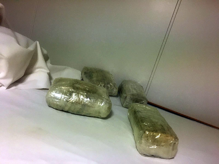 EMRI/ Arrestohet polici kufitar, “bëri qorrin” kur kaluan trafikantët me 2.2 kg heroine