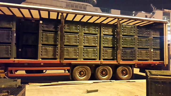 VIDEO/ Bllokohet kamioni me drogë në Port, por trafikantët e 450 kg kanabis “i shkasin” Policisë