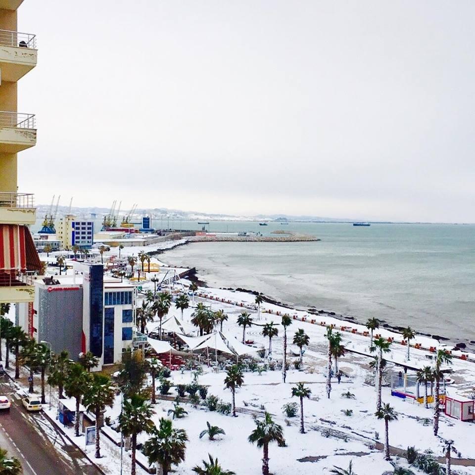 400 vizita në spital me fraktura në Durrës nga akulli