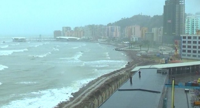 FOTO/ Durrës, moti i keq, tragetet nuk ankorohen dot në Port