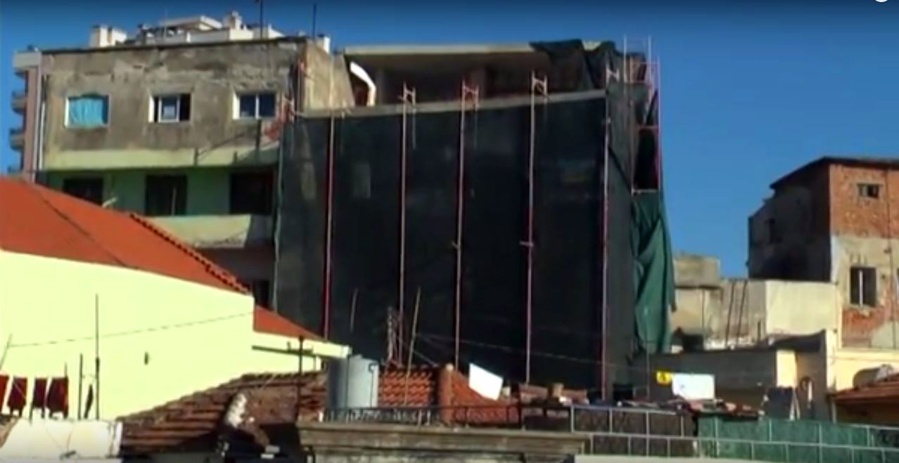 Një dritare s’mund ta ndërtosh, por një pallat pa leje pranë Amfiteatrit mund ta ngresh në Durrës