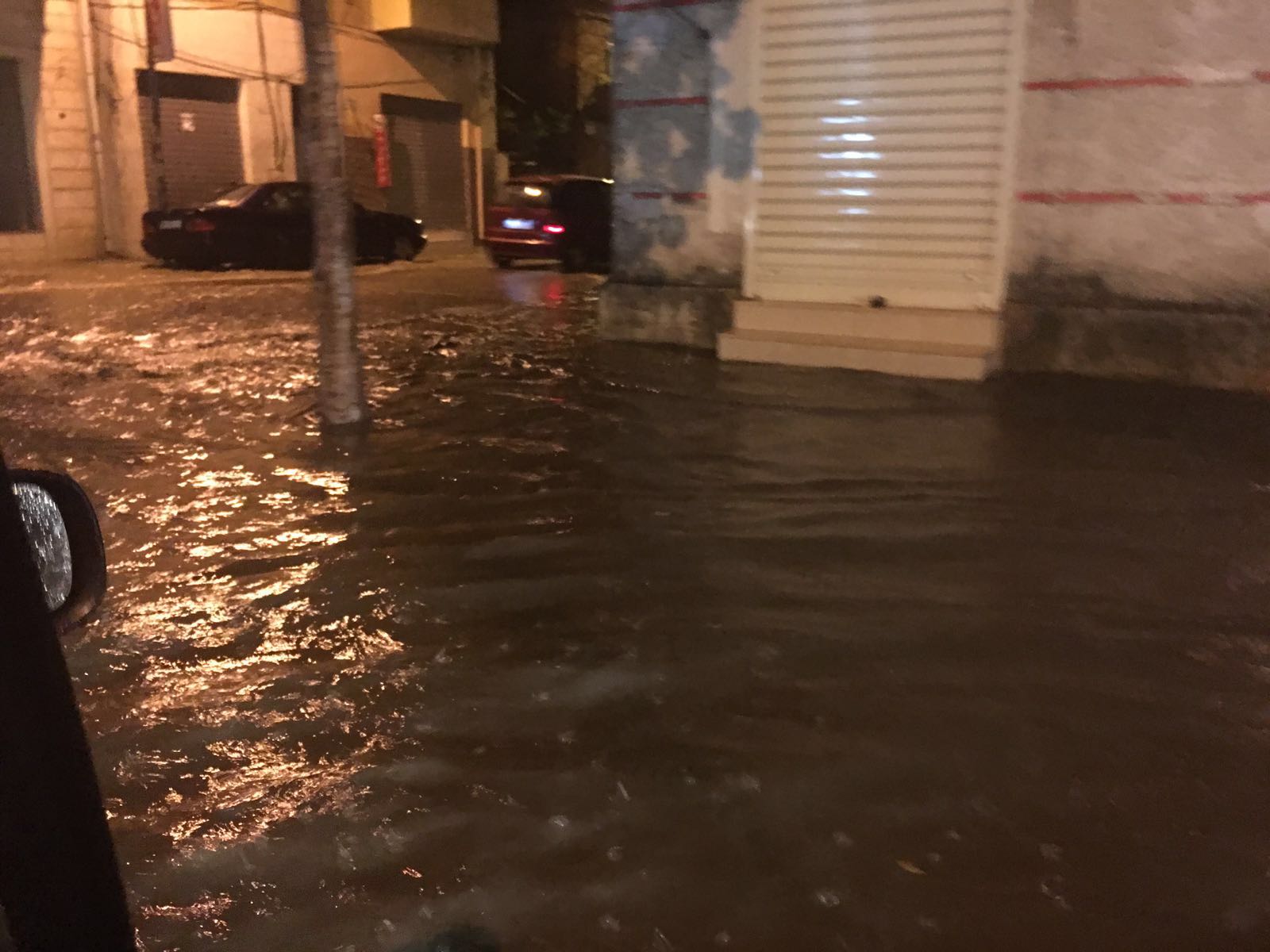 FOTO/ Përmbytet Durrësit, rrugët shndërrohen në lumenj, uji arrin 40 cm mbi trotuare