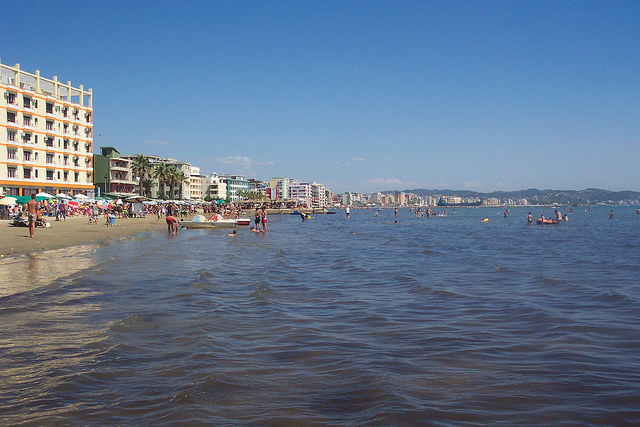 Durrës, mbyten dy pushues, një 5-vjeçar nga Kamza dhe një burrë nga Kosova