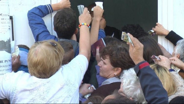 SOT NË DURRËS/Rradhë si në vitin ’90…por për cfarë