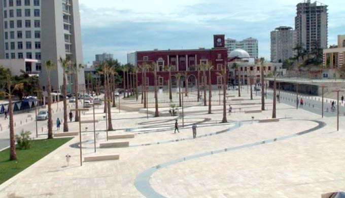 FOTO/ Durrës, dëmtohet sheshi elektoral “Iliria”, nuk mundi të përballojë më shumë se sa mitingun e PS-së