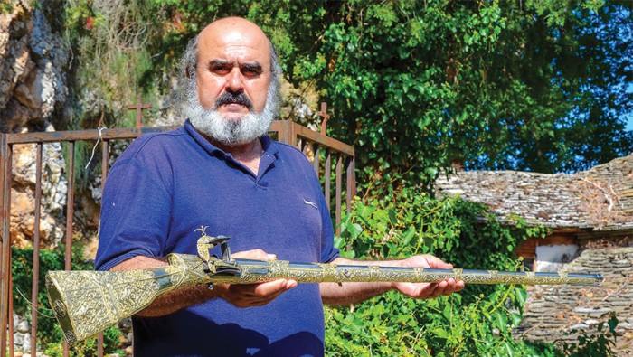 FOTO/Ja kush e gjeti dyfekun e Ali Pashait, cfarë shkruhet mbi armën e artë