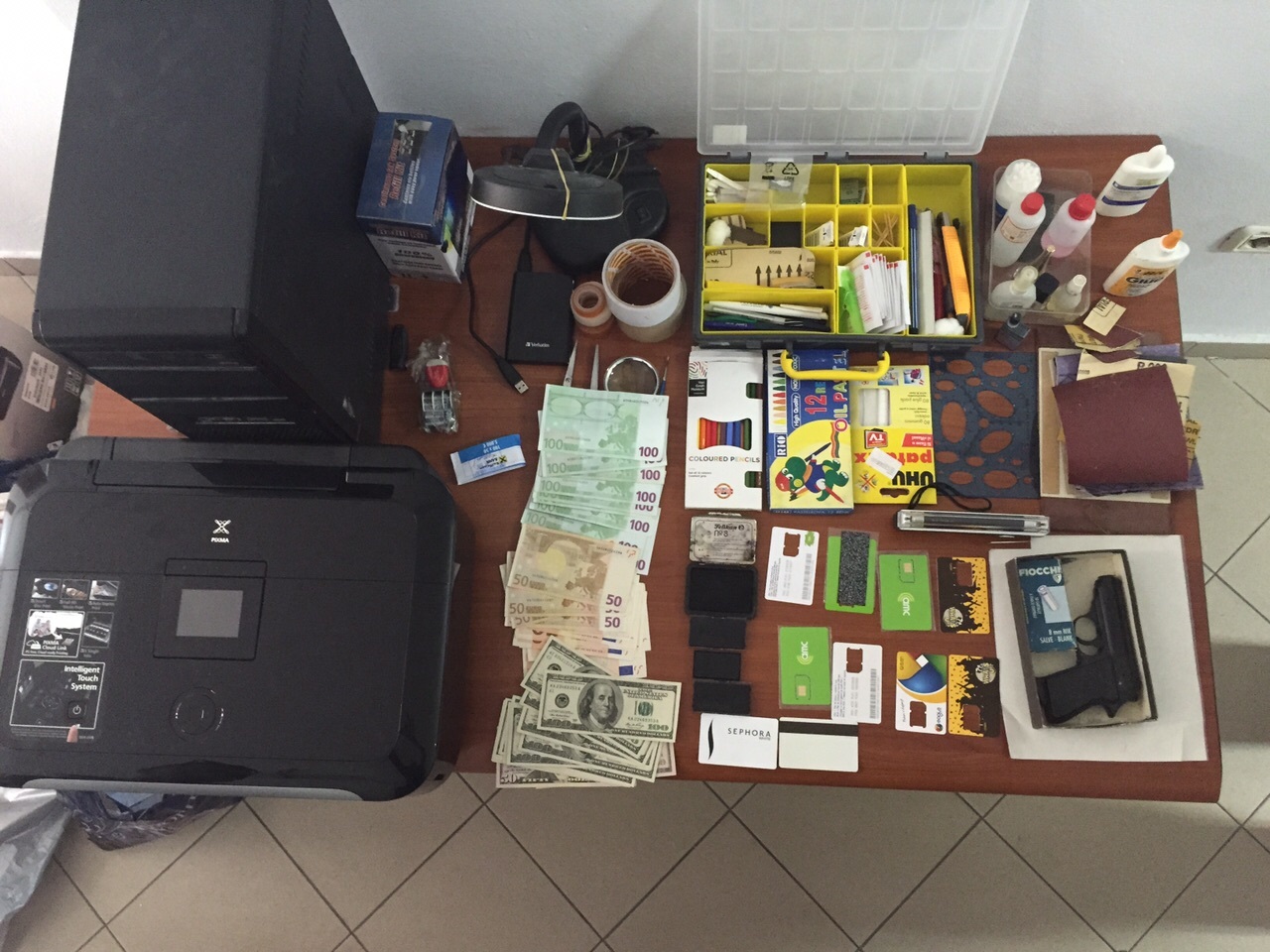 Tiranë e Shkodër, “Emigracioni i Paligjshëm” zbulon dy laboratorë falsifikimi dokumentesh, arrestohen 5 “konsujt”