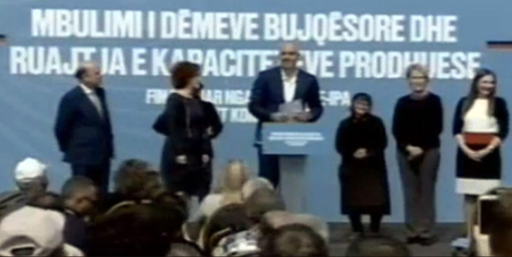 BATUTAT/ Rama “i vjedh” Vlahutin, çeqet e BE-së për dëmshpërblimin e të përmbyturve të Novoselës