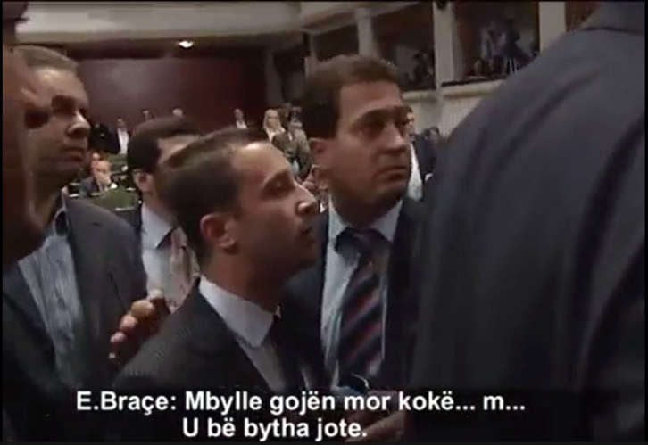 VIDEO/ Mos e beso po deshe, Erion Braçe sot “viktimë” e dhunës, dje “i forti” i Kuvendit