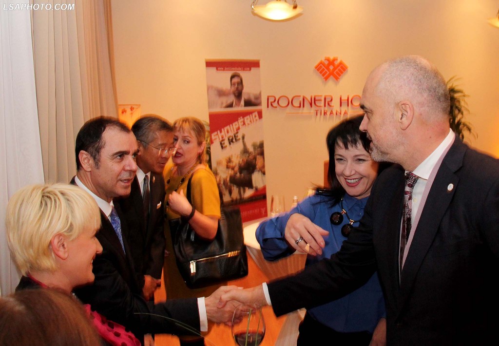 Eduard Selami, shtrëngim duarsh me Ramën pas protestës