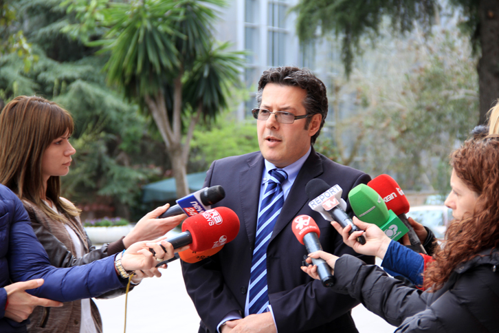 Rama i nxori të inkriminuarit nga dritarja dhe po i fut nga dera